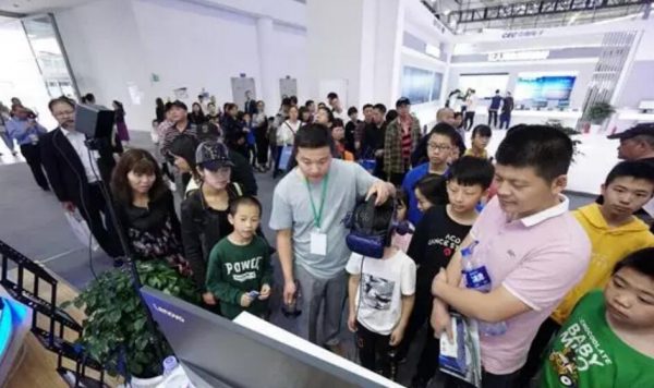 中科海慧工作人员正在带领观众体验VR系统